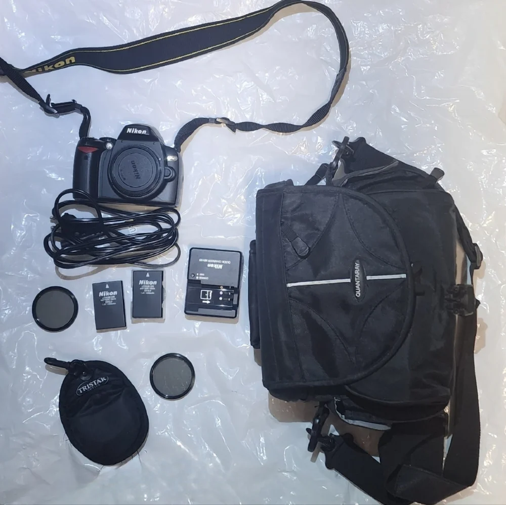 Nikon D40X DSLR Camera 2 batteries, carrying bag, pre-owned,